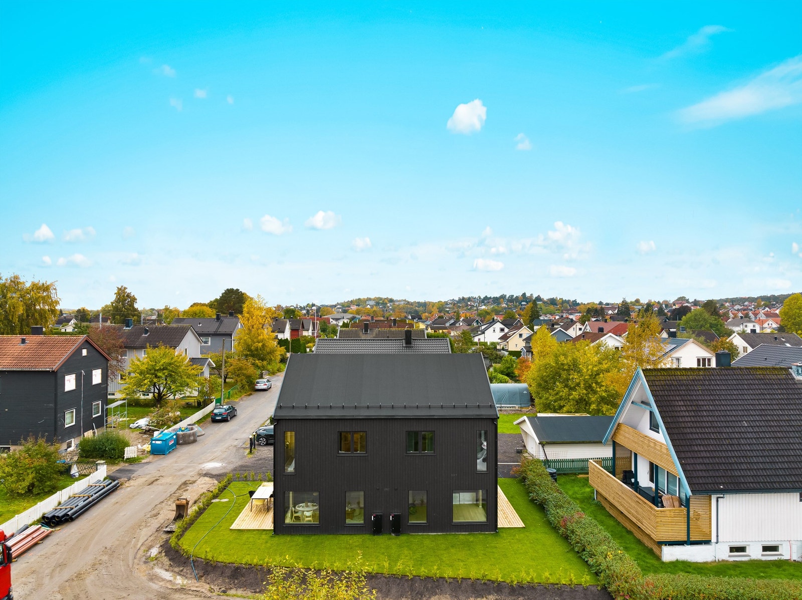 Tomannsboligen inneholder to seksjoner, speilvendt mot hverandre. Tomten er fellesareal. Galleribilde