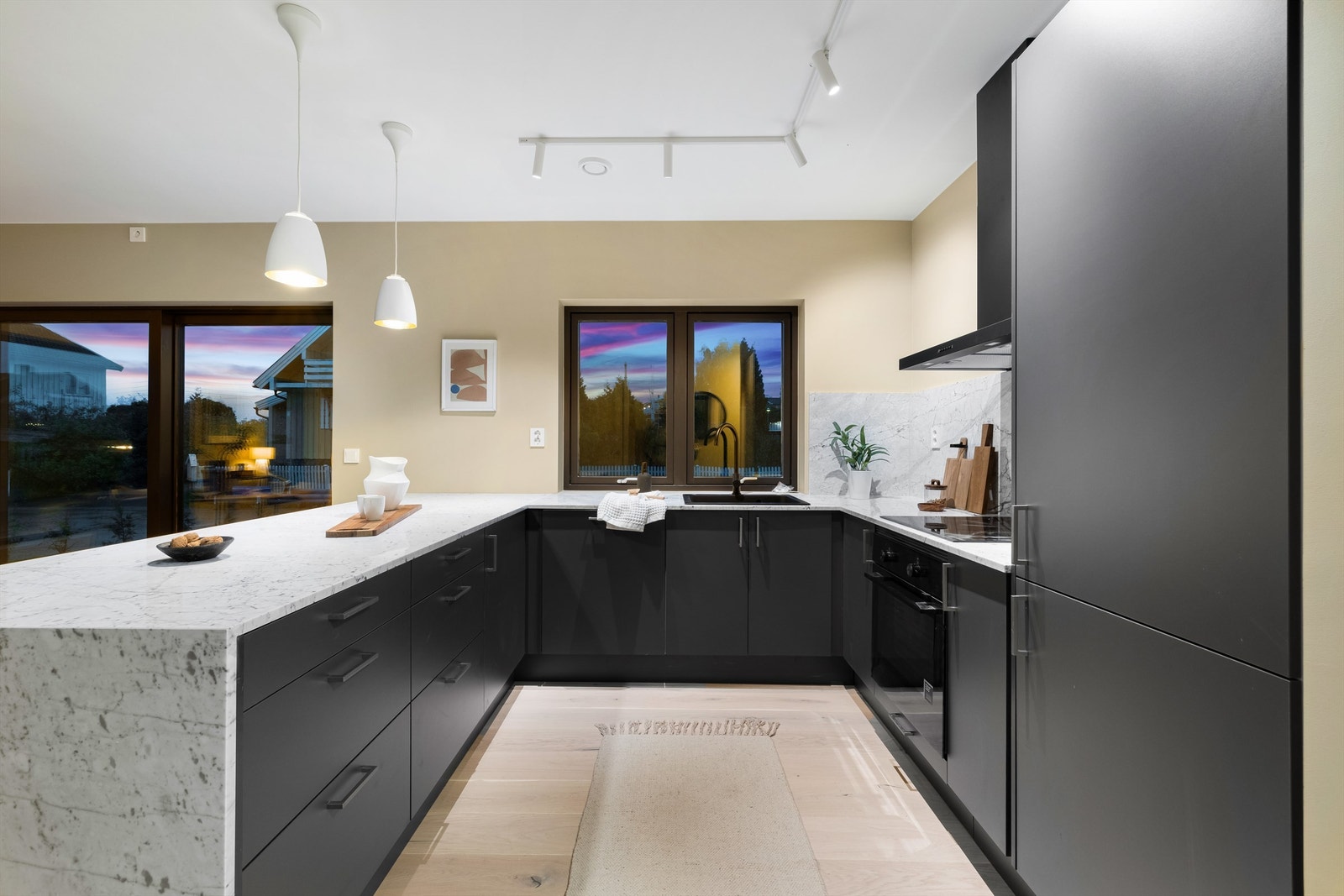 Kolonialskuffer tilbyr mange lett tilgjengelige oppbevaringsmuligheter. Galleribilde