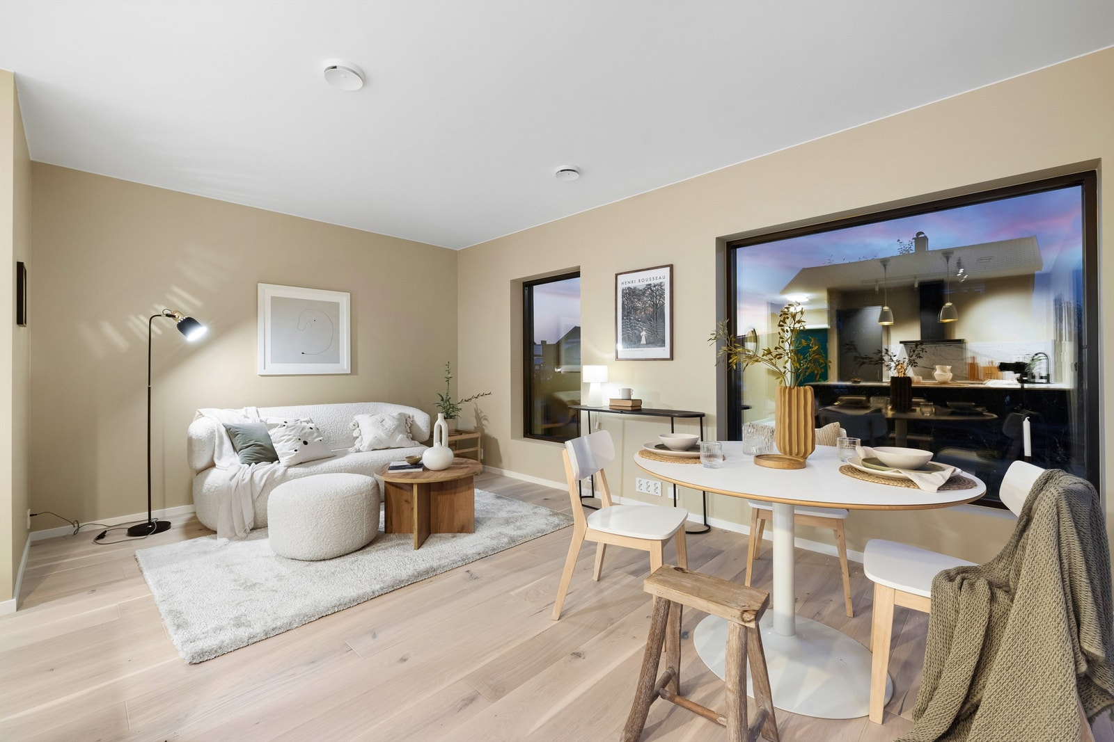 En familievennlig romløsning gir boligens to etasjer et klart definert formål; første etasje til felles opphold. Galleribilde