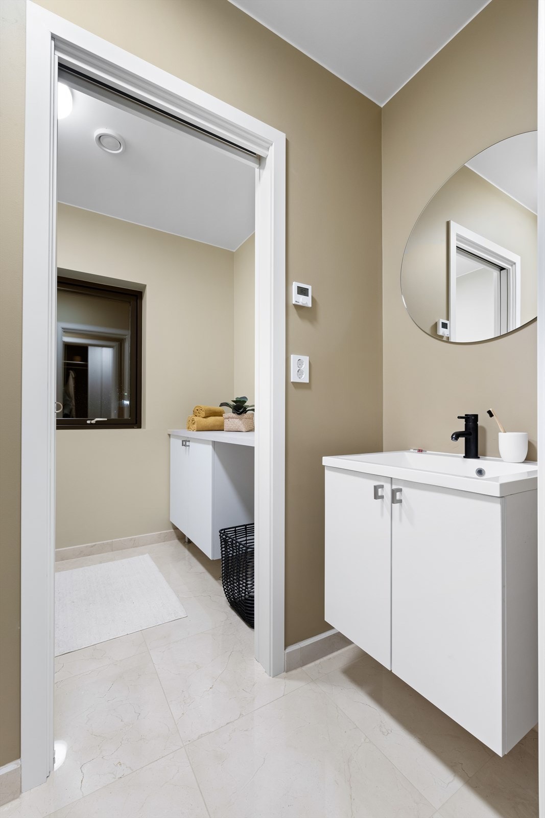 Vaskerommet lukkes enkelt av mot toalettrommet med skyvedør. Galleribilde