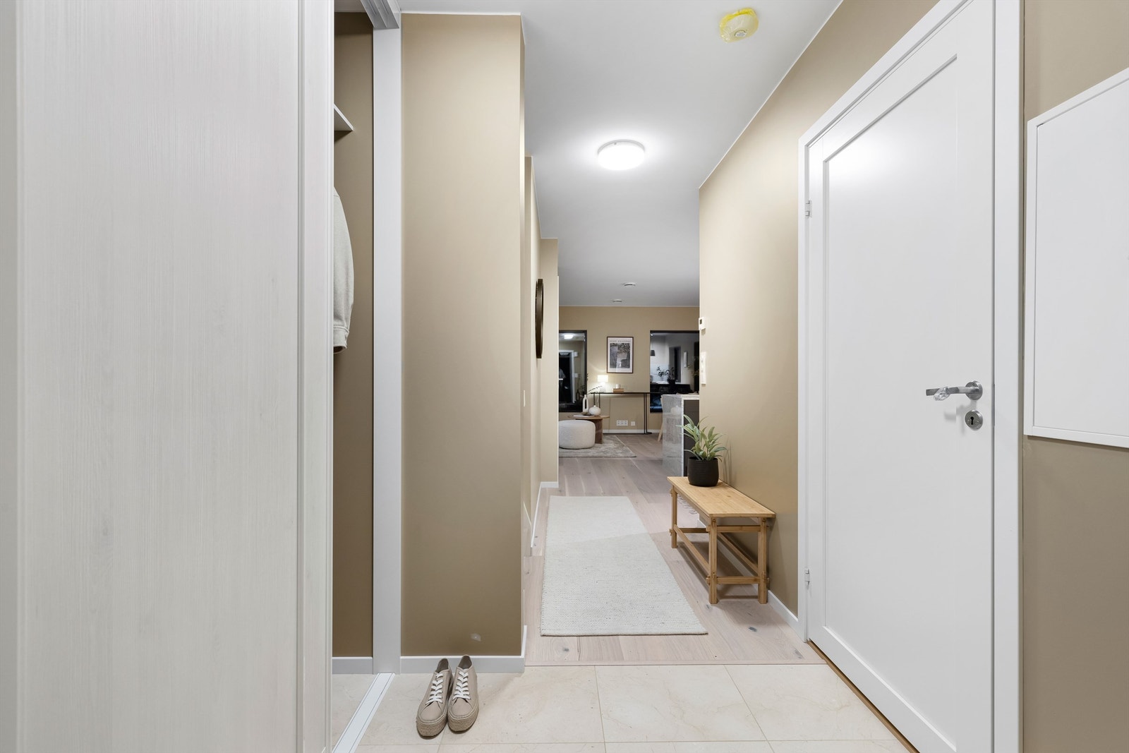 Gjestetoalett med tilknyttet vaskerom er tilgjengelig fra entreen. Galleribilde