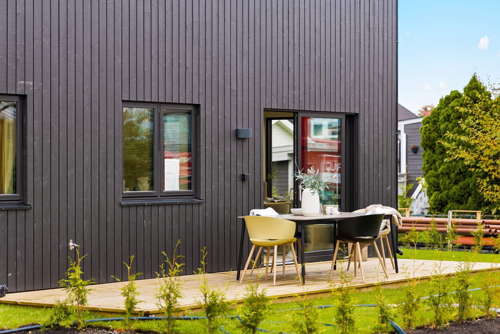 Markterrasse er anlagt i hagen, oppmålt til ca. 14 kvm. Galleribilde