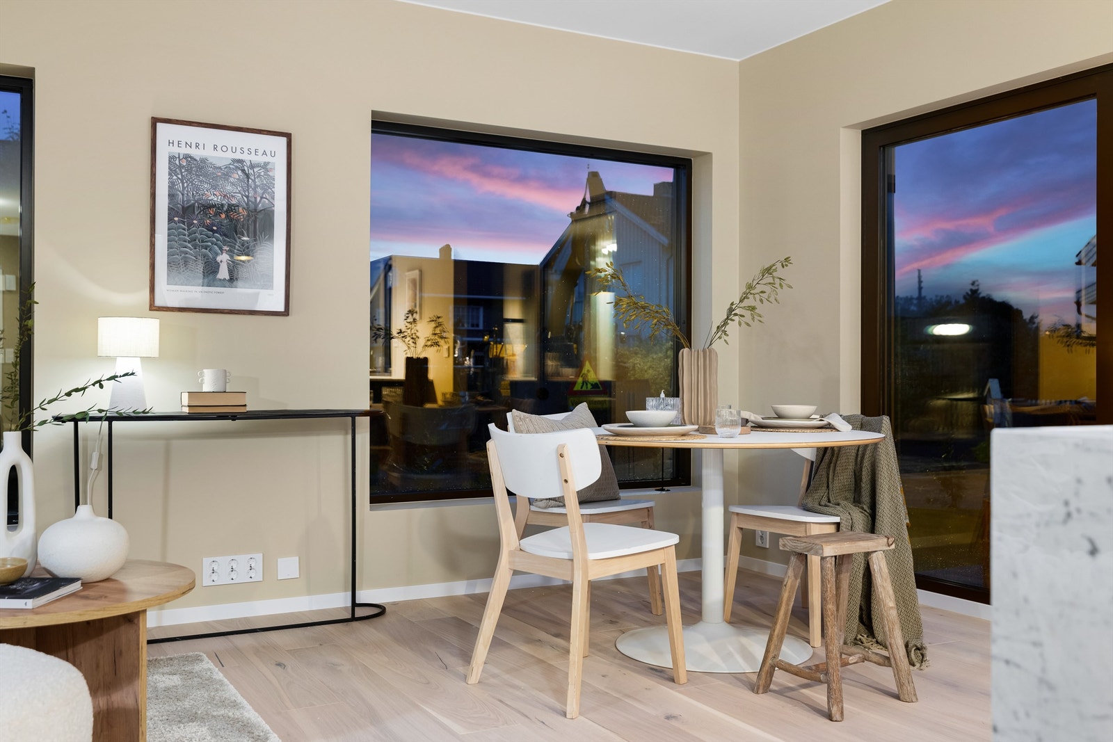 Vinduer har 3-lags glass med kontrastgivende sorte karmer innvendig. Galleribilde