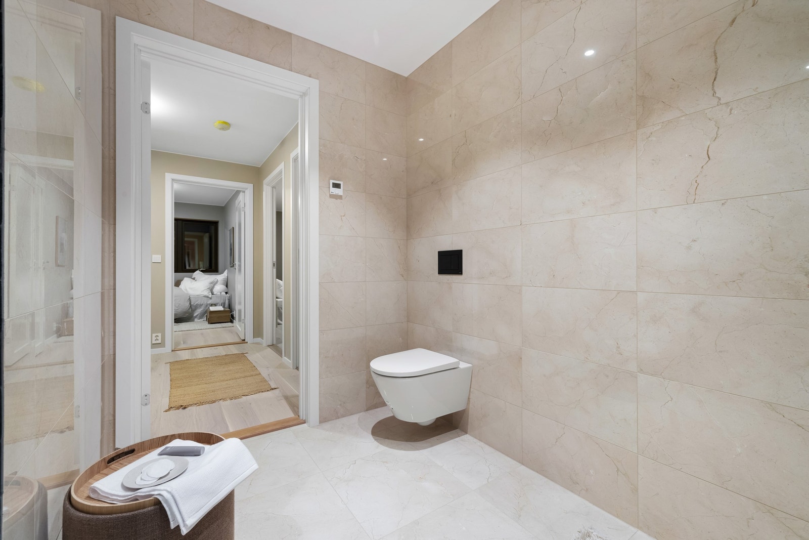 Gulv og vegger utenom dusjhjørnet er utført med lyse fliser med synlig bergstruktur. Gulvet har også vannbåren varme. Galleribilde