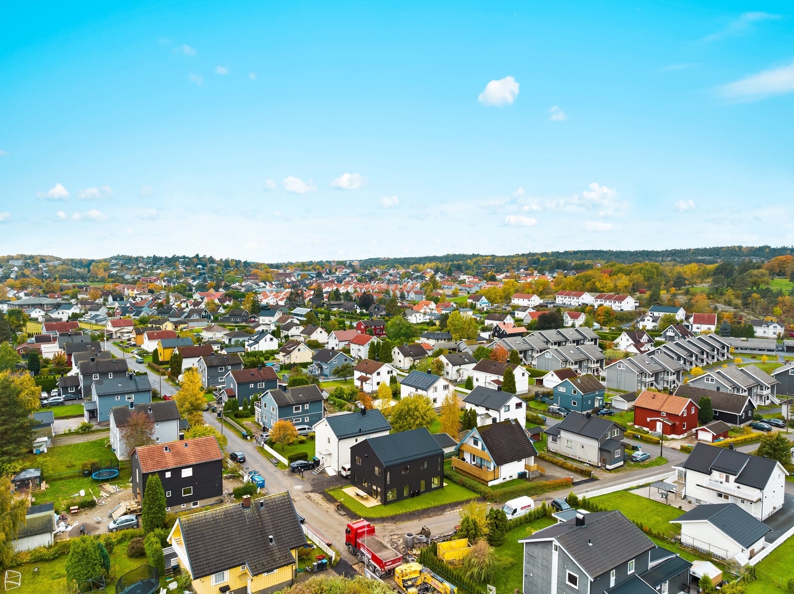 Tomannsboligen er et nytt og forfriskende element blant nabolagets øvrige veletablerte bebyggelse. Galleribilde