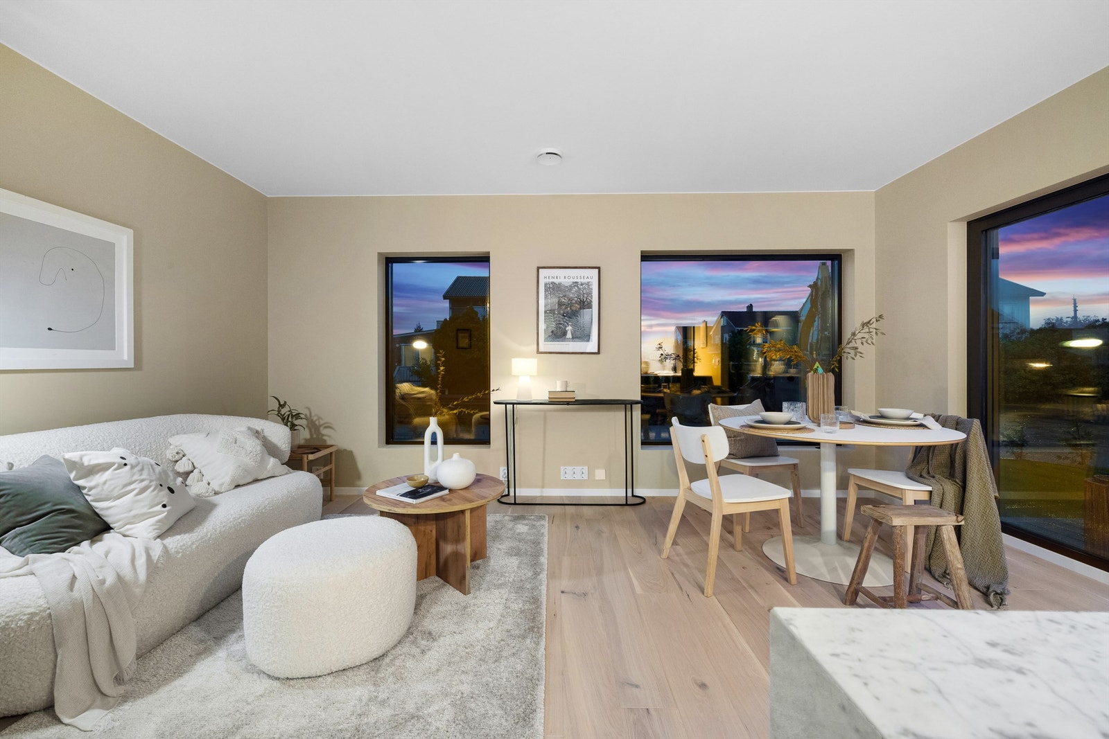 Gulv utenom entré og våtrom er utført med lys 1-stavs eikeparkett. Hele første etasje har vannbåren gulvvarme. Galleribilde