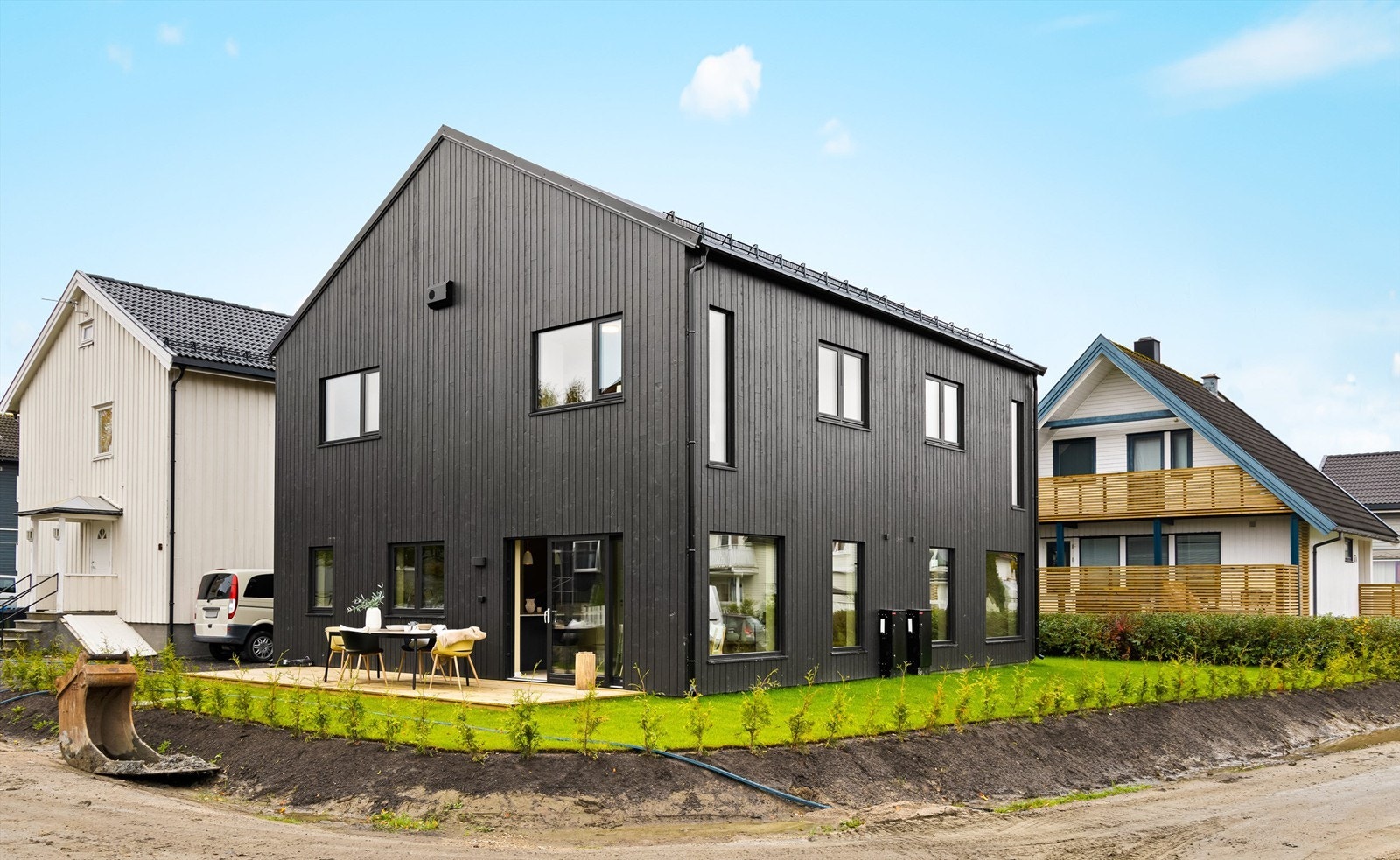 Fasaden er en moderne tolkning av de eldre tomannsboligene langs samme gate, stilsikker og vel så stram som boligens indre. Galleribilde