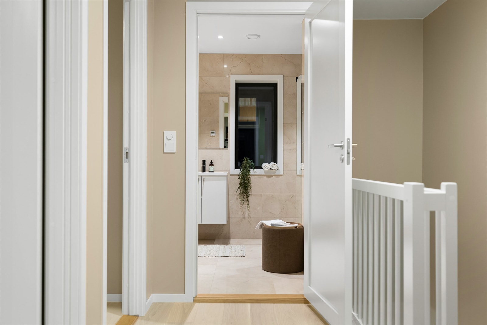 Til badet er det enkel adkomst, via gangen utenfor soverommene. Galleribilde