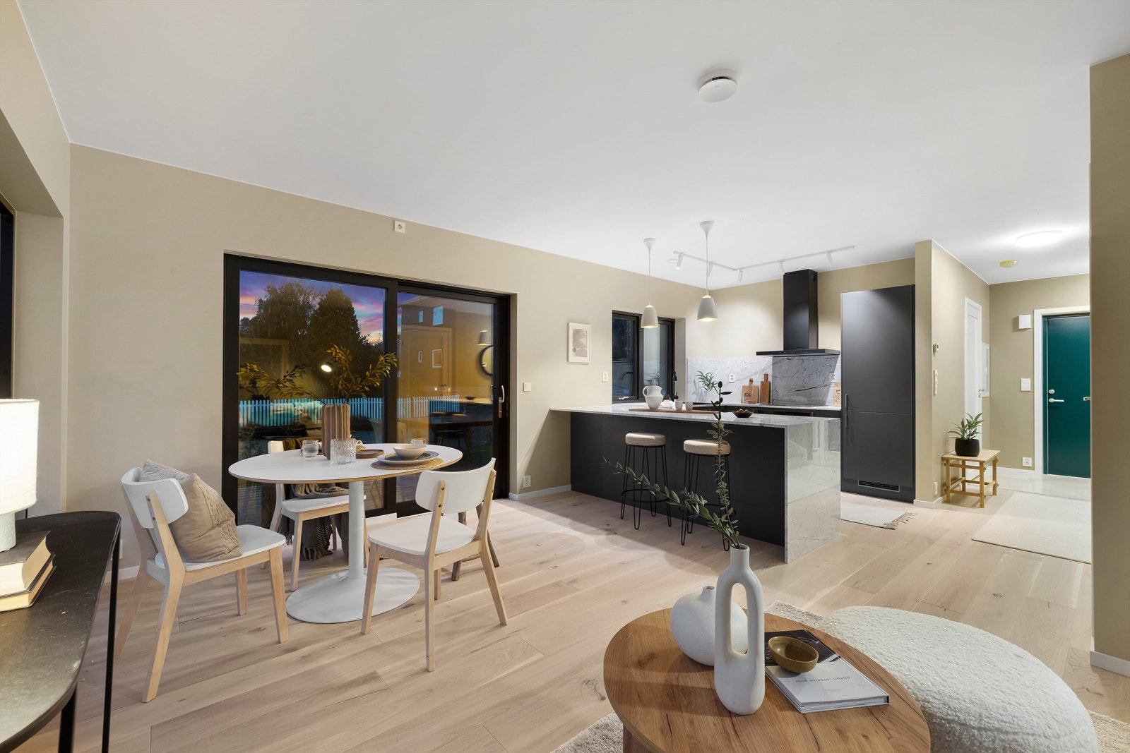 Bred barløsning foran kjøkkenet supplerer stuens spisebord. Galleribilde