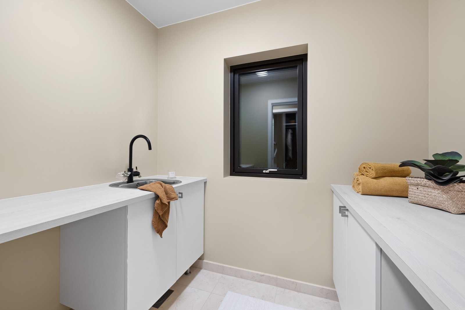 Motstående benker med underskap og grovservant gjør vaskerommet praktisk i daglig bruk. Galleribilde