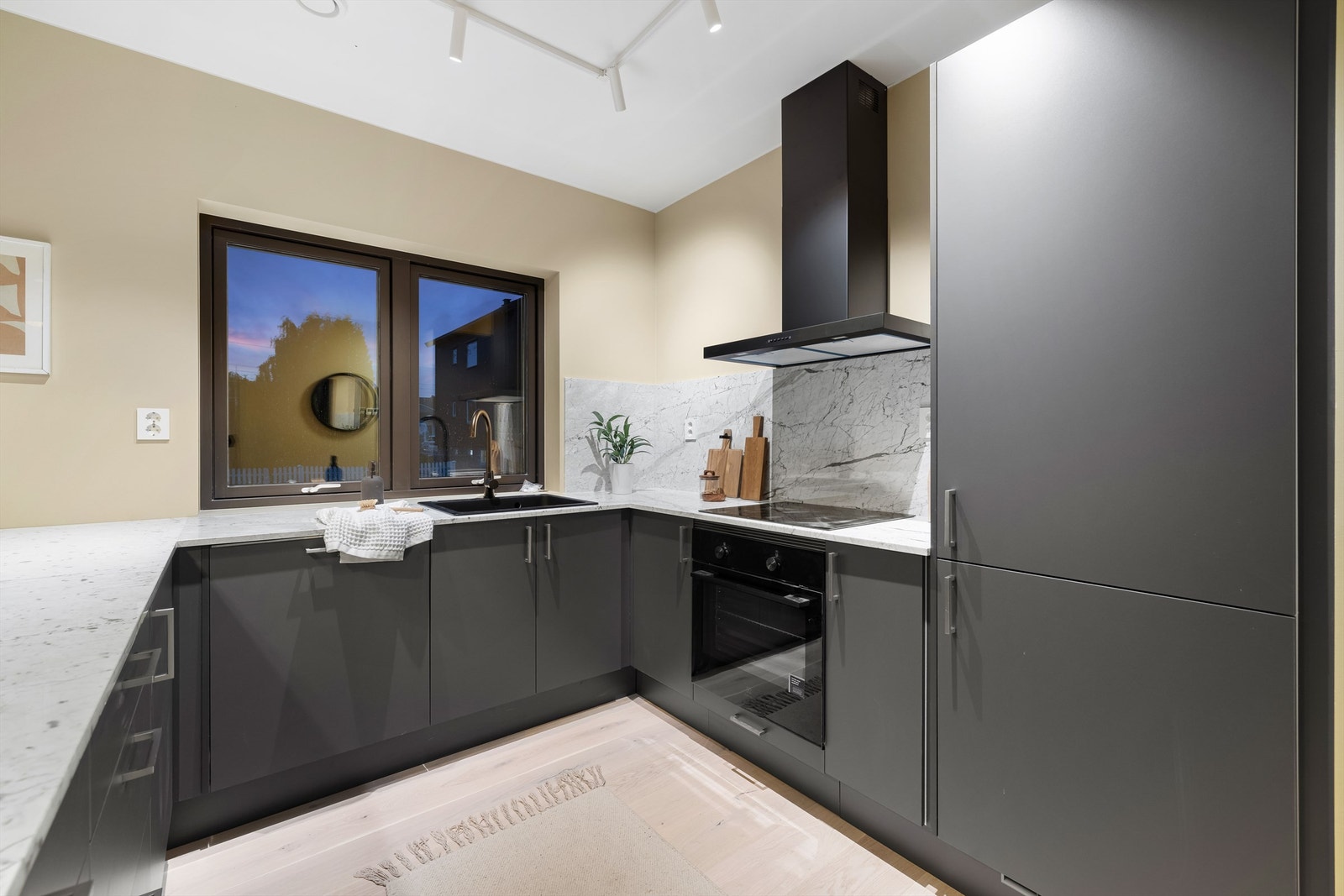 Kjøkkenet er allerede utstyrt med integrerte hvitevarer som medfølger - klart til bruk. Galleribilde