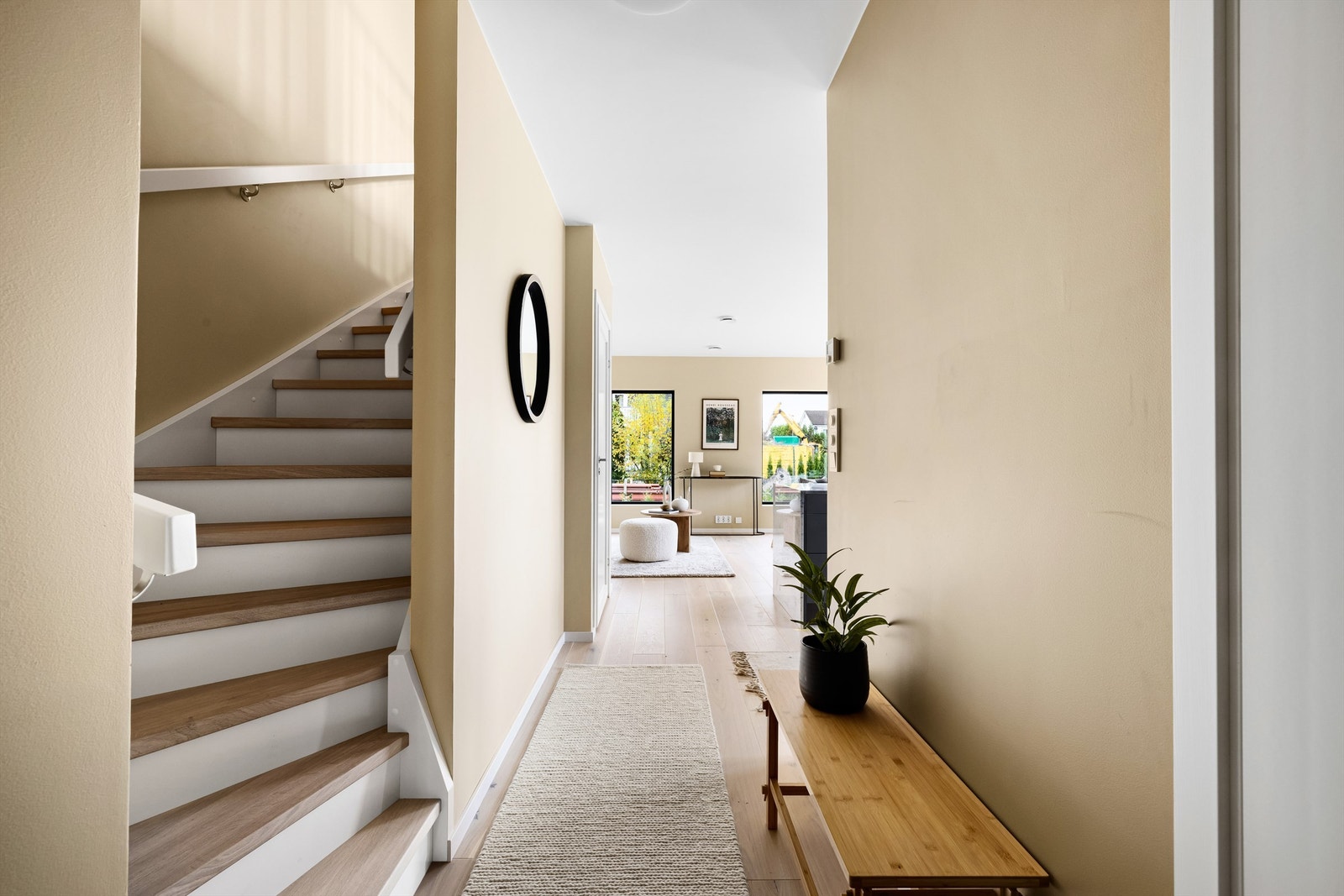 Trappen er i trekonstruksjon, dels malt. Innerdører er formpresset. Galleribilde