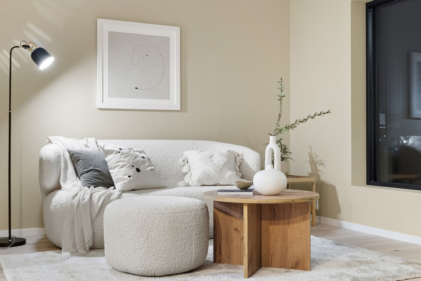 Gjennomgående farge- og materialvalg fremmer helhet; vegger er utført med glatte flater, listefritt mot himlinger og rundt vinduer. Galleribilde