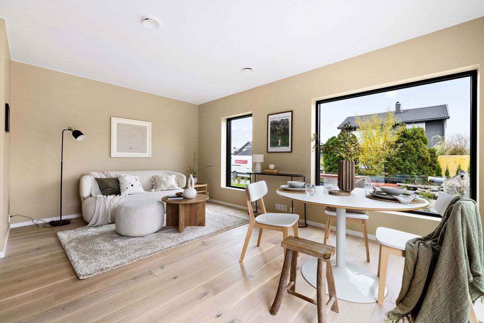 Vinduer med til dels store flater fremmer gode lysforhold i stuen dagen gjennom. Galleribilde