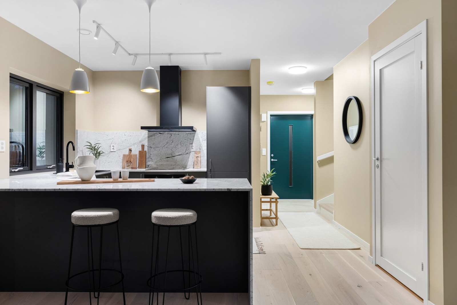 Kjøkkenets innredning er en stilsikker løsning fra Sigdal. Galleribilde