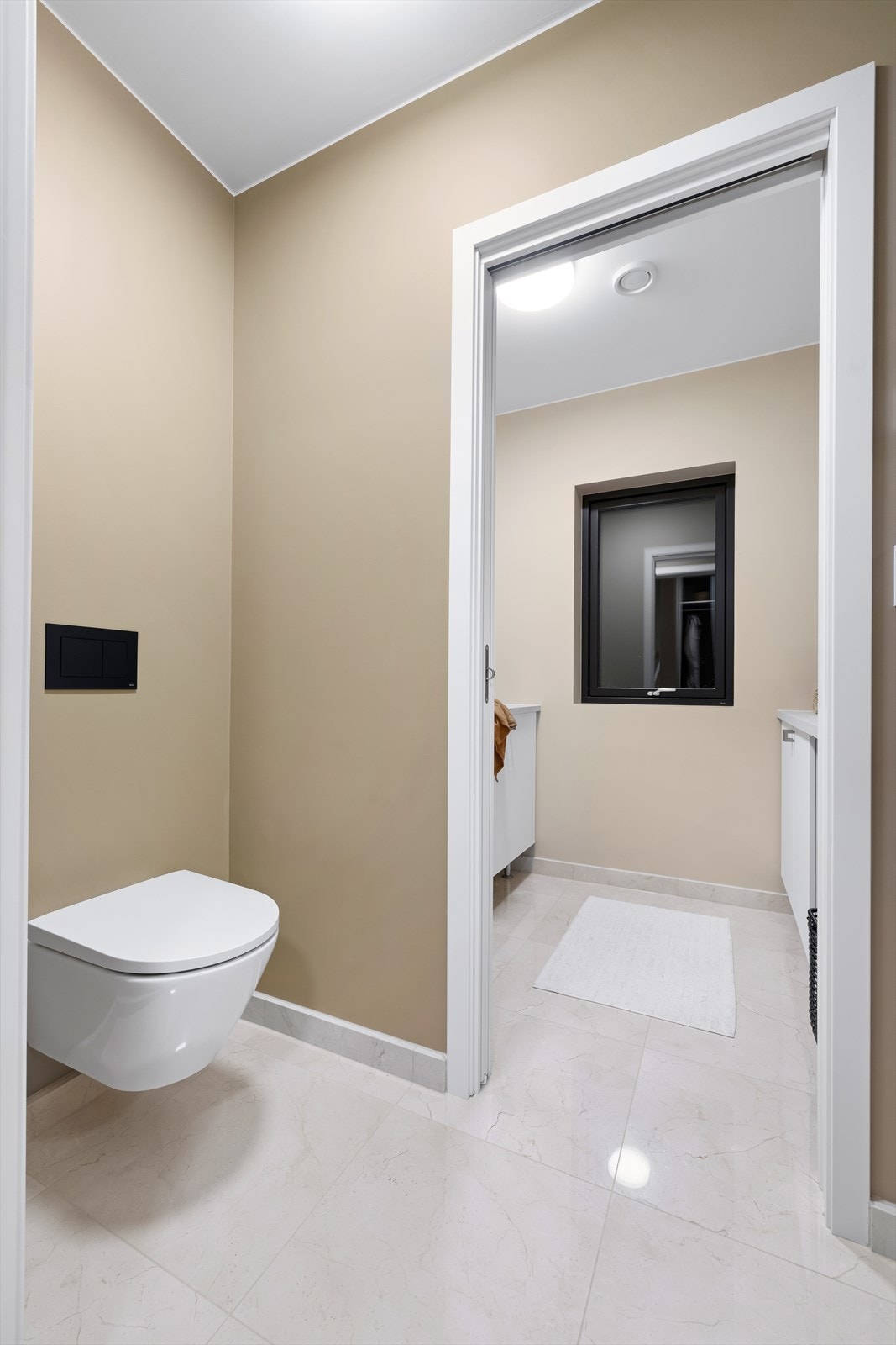 Fliser av storformat er lagt gjennomgående og helhetlig. Galleribilde