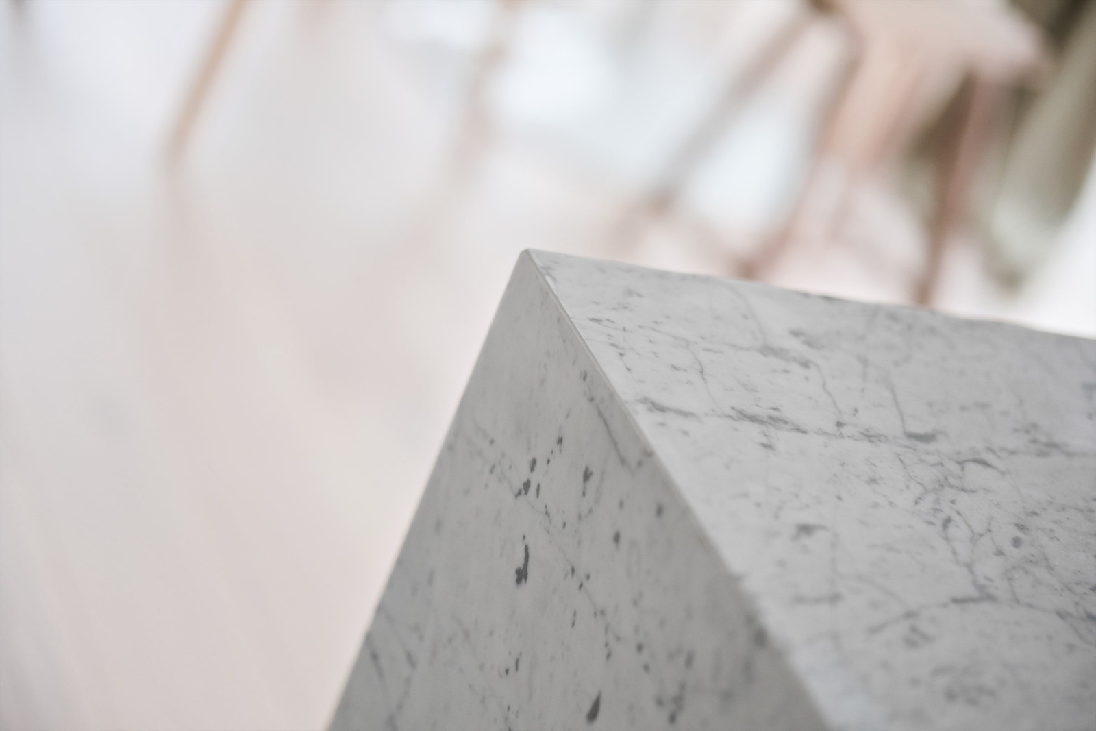 Benkeplate i hvit marmor er pent sammenføyet med dekkside i samme materiale. Galleribilde