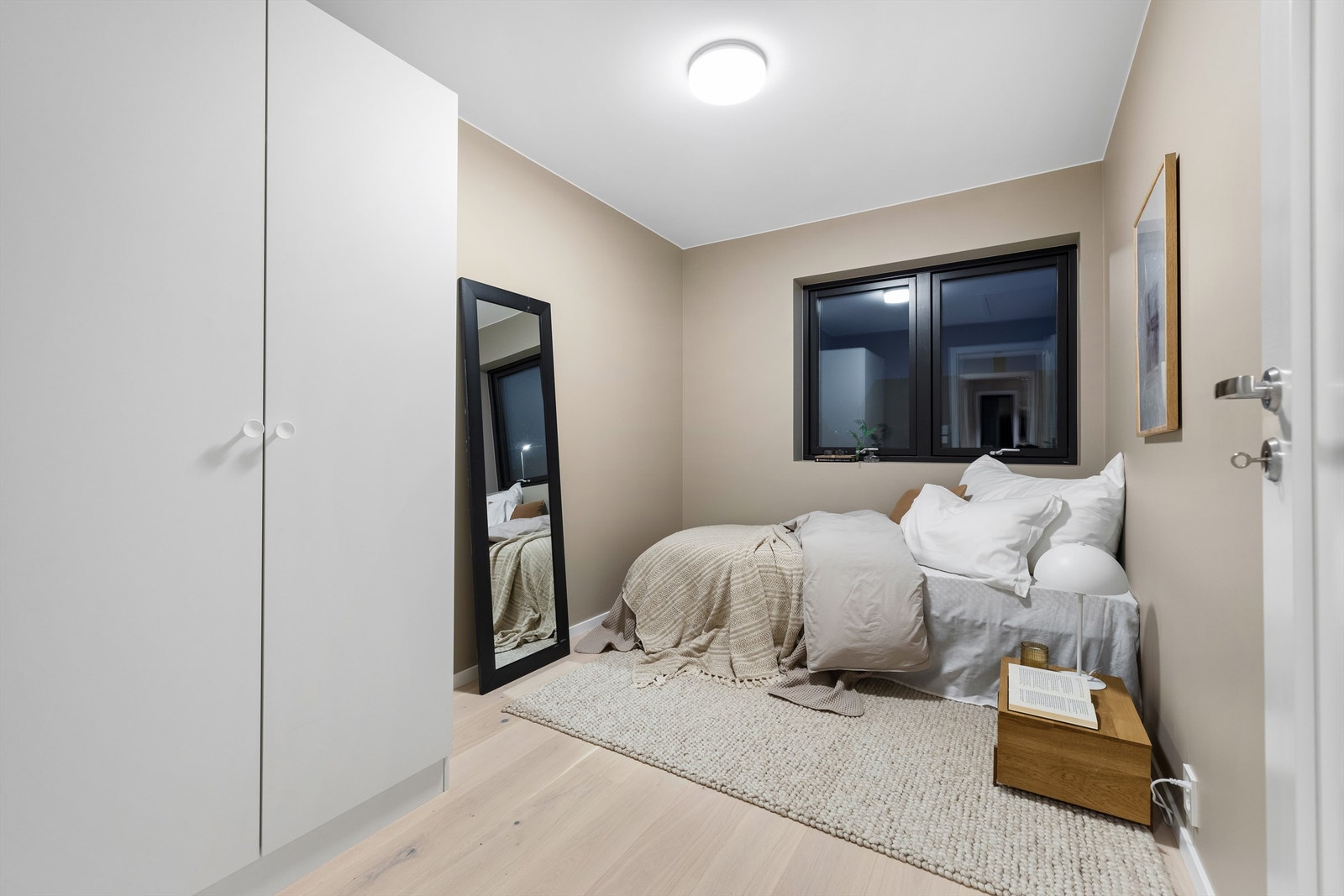 Garderobeskap medfølger i alle soverom. Galleribilde