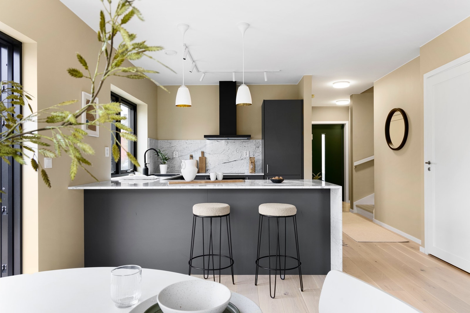 Under trappen finnes bod/teknisk rom, med sluk i gulvet. Galleribilde