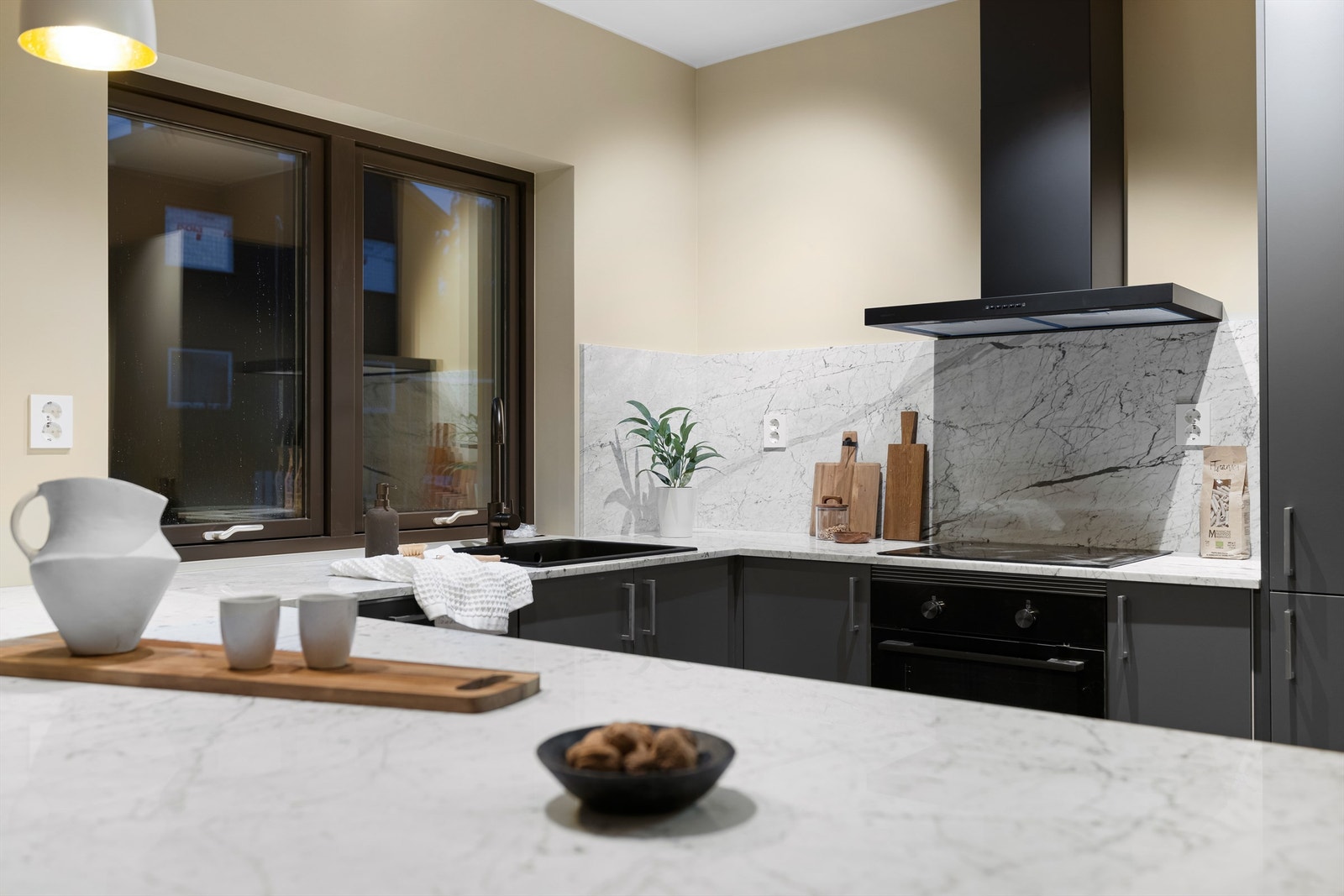 Kjøkkenet er bruksvennlig utformet med blant annet meterlange arbeidsflater på benker i hvit marmor. Galleribilde