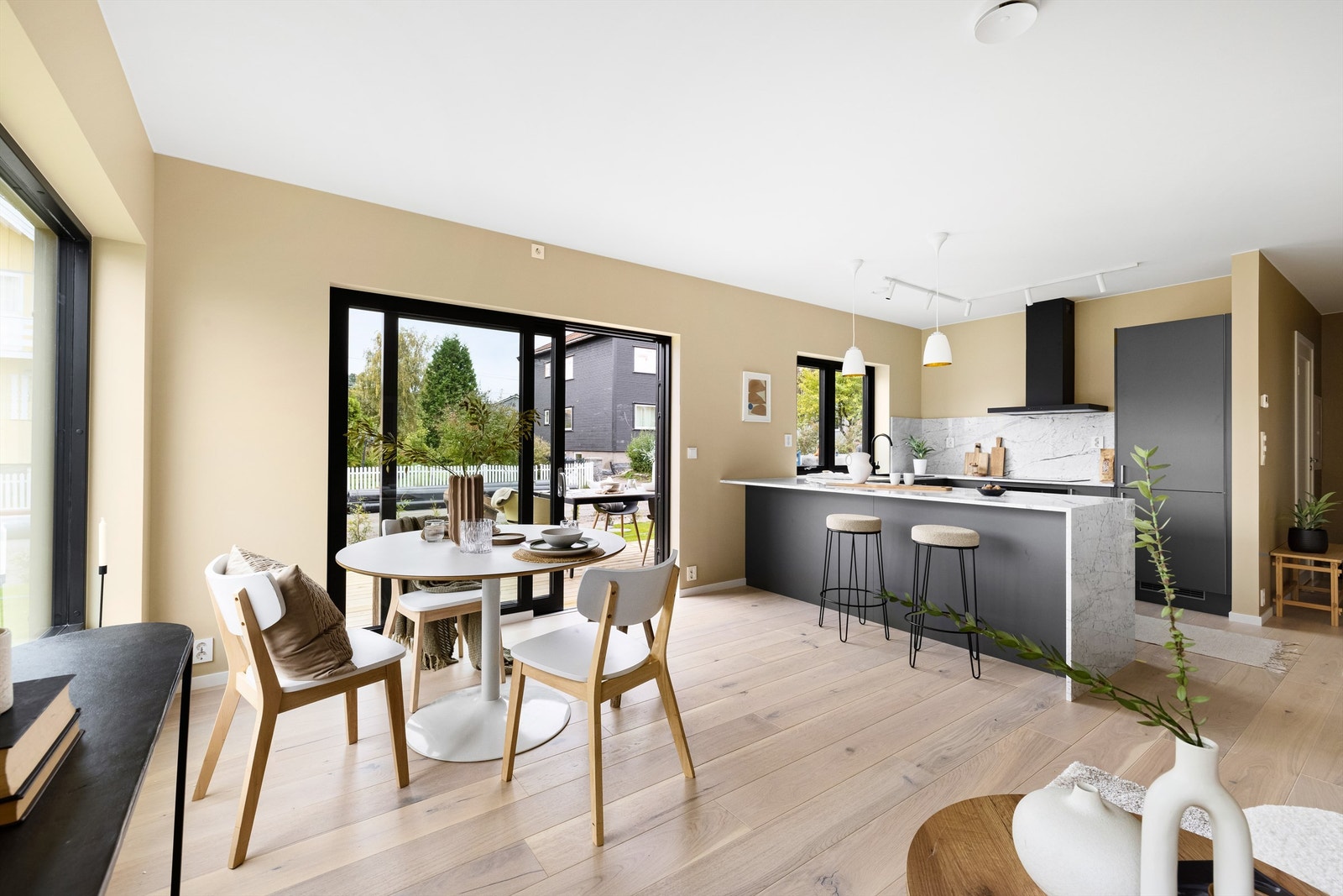 Ekstra god takhøyde på nær 2,6 meter har positiv innvirkning på romfølelsen i blant annet stuen. Galleribilde