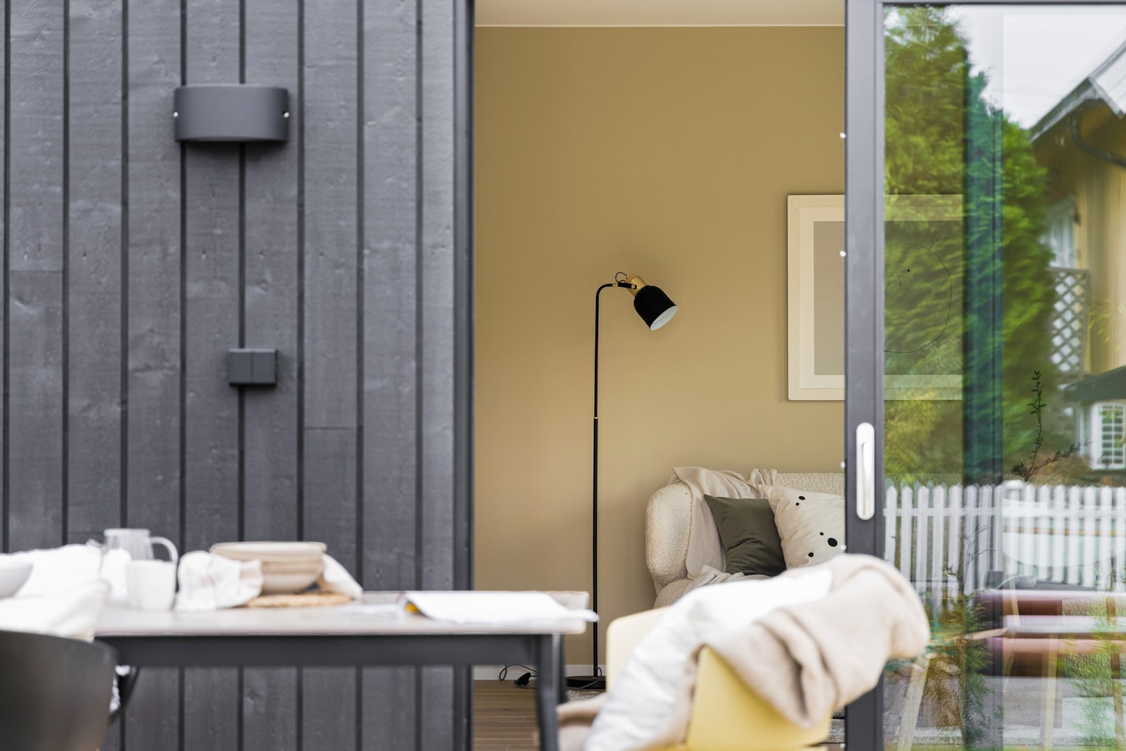 Uterommet er lett tilgjengelig fra stuen. Strømuttak ved døren. Galleribilde