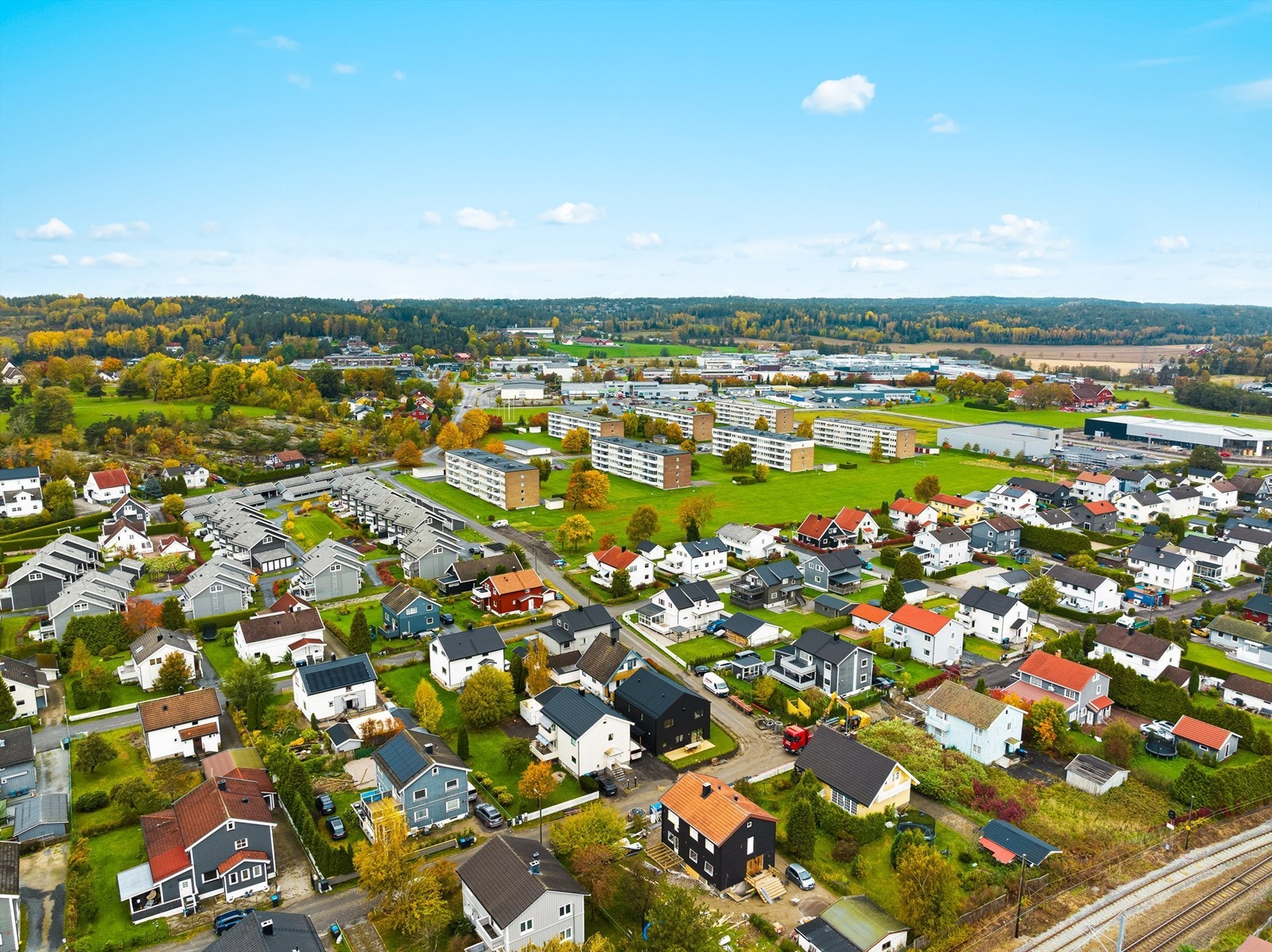 Shoppingmuligheter, dagligvare, skoler og barnehager er alle lett tilgjengelig i nærområdet. Galleribilde