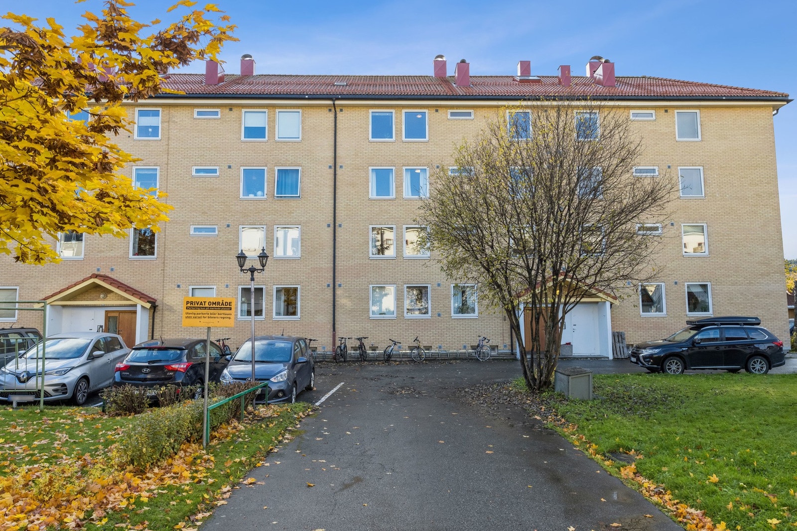 Borettslaget har 22 parkeringsplasser som fordeles av styret. Parkeringen er gratis. Galleribilde