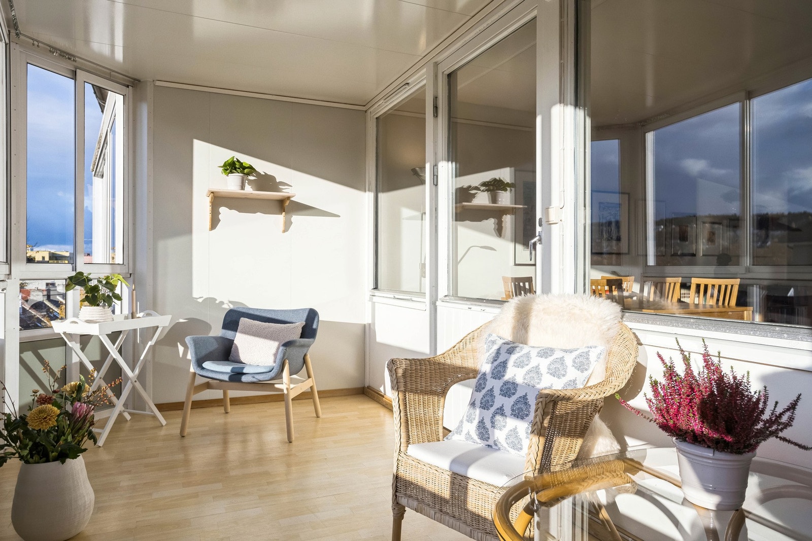 Fra stuen er det direkte utgang til en innglasset balkong. Galleribilde