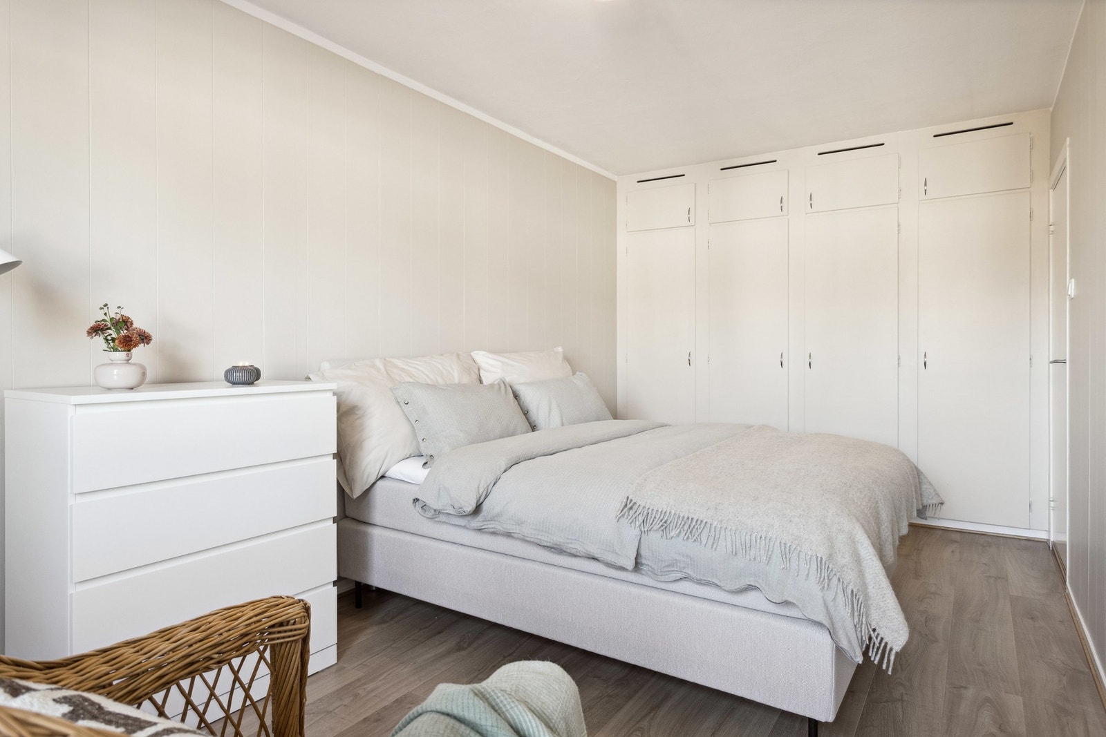 God plass til både stor seng og garderobeløsning. Galleribilde