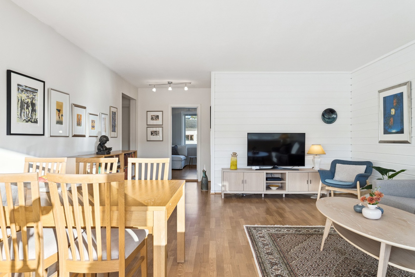 Meget lyst og romslig stue på 27,6kvm, med naturlig sonedeling. Galleribilde