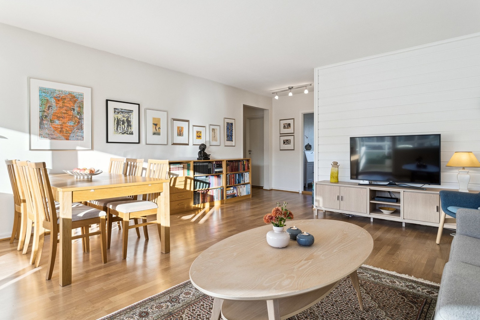 Leiligheten ligger fint til i byggets 4. etasje og har en populær beliggenhet nært sentrum. Galleribilde