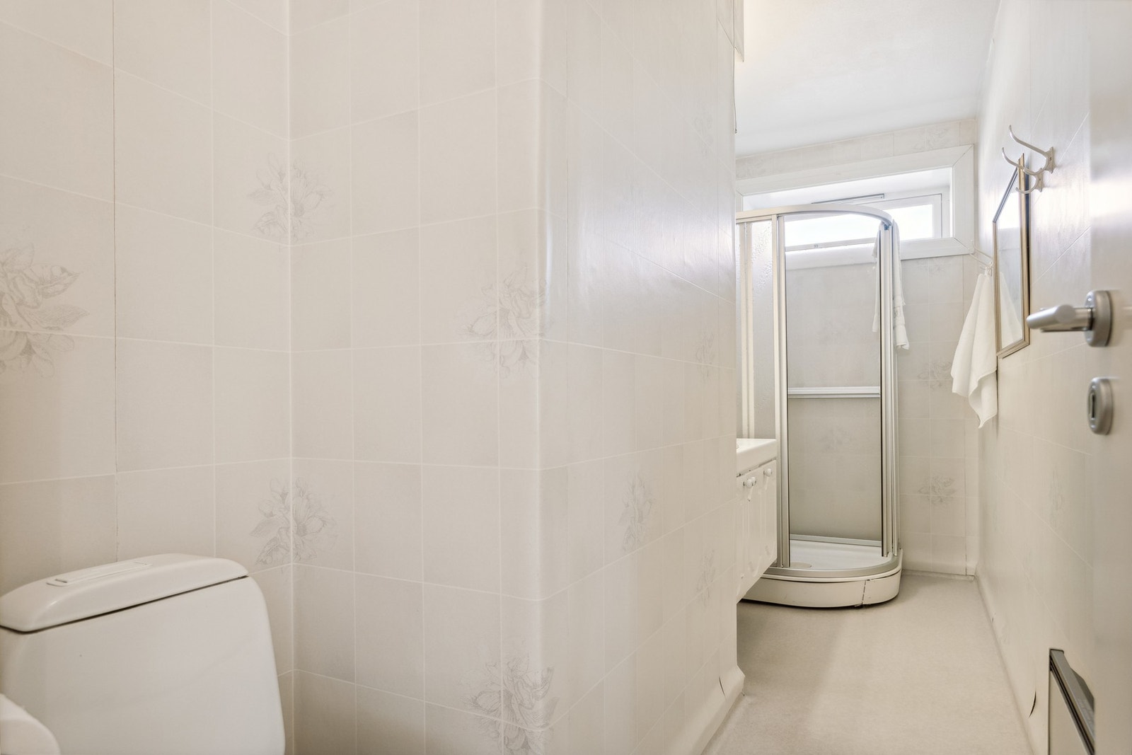 Panelovn montert på vegg som varmekilde. Galleribilde