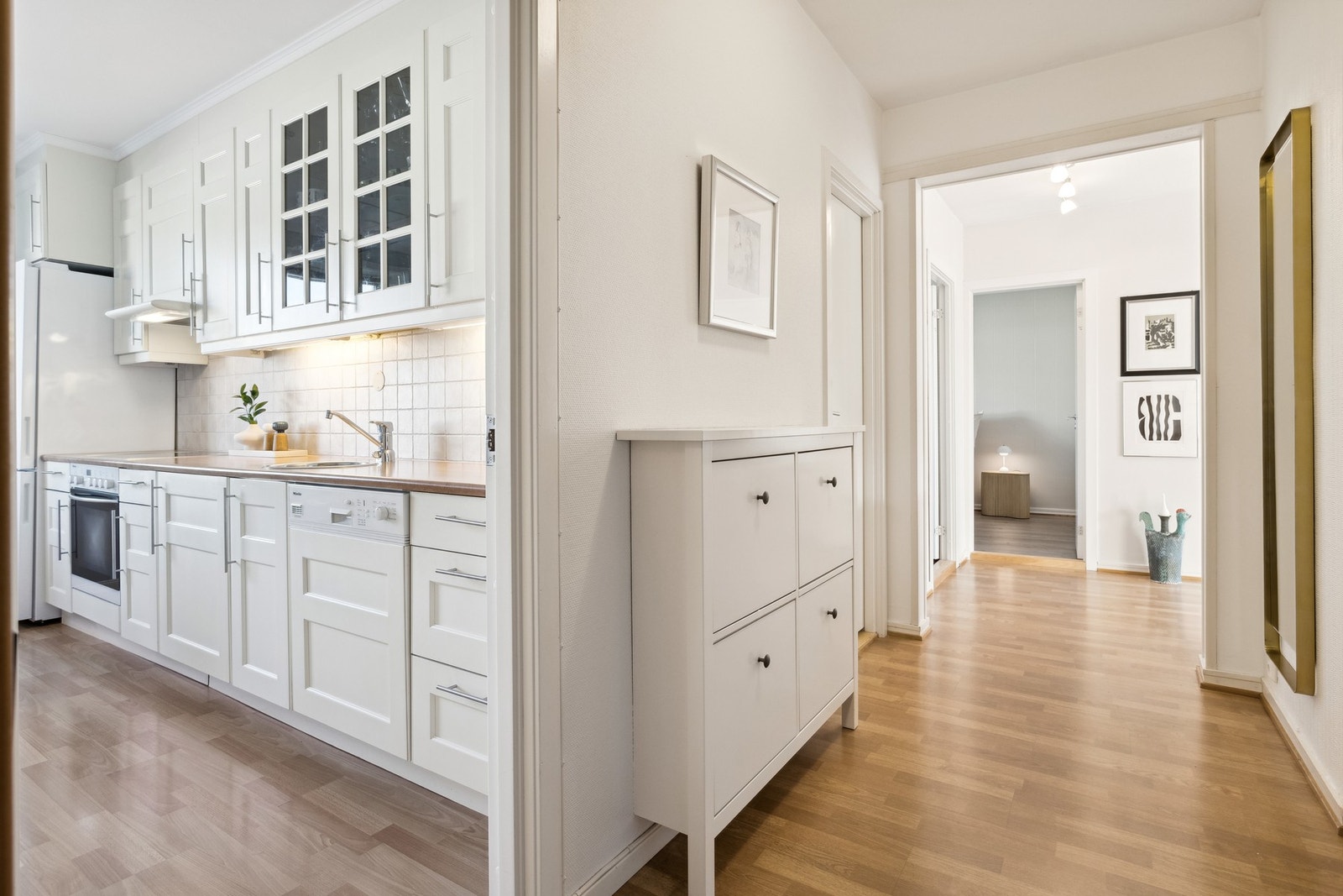 Kjøkkenet er adskild fra stuen som gir boligen flere gode oppholdsrom. Galleribilde