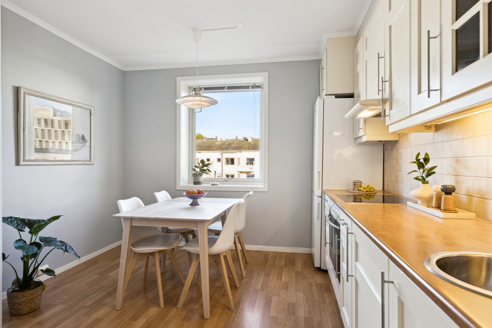 Stilrent og romslig på 10,8 kvm. Med plass til et praktisk spisebord. Galleribilde