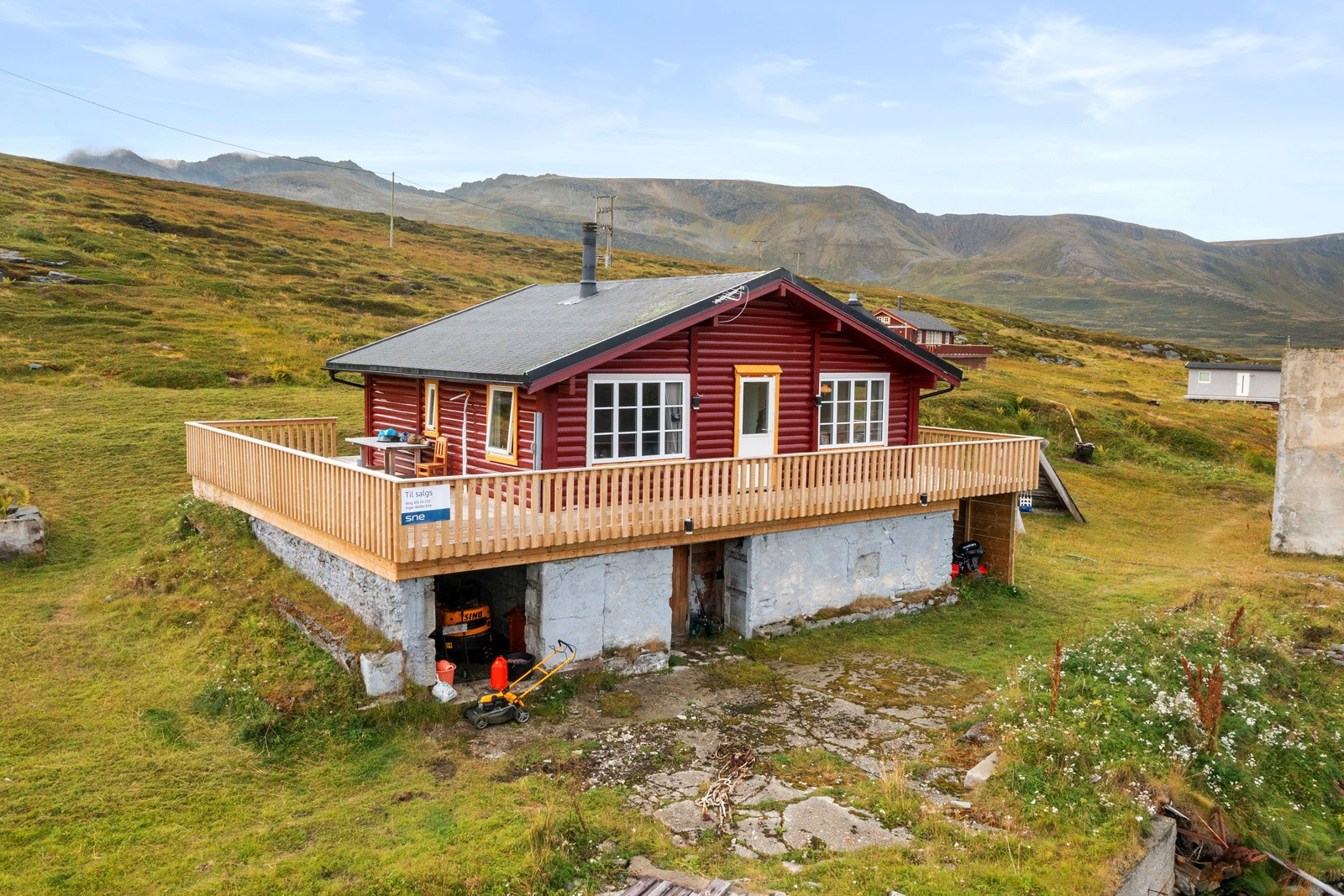 Sjarmerende hytte ferdigstilt i ca. 2004.  Vinduer og dører er skiftet i ca. 2018.