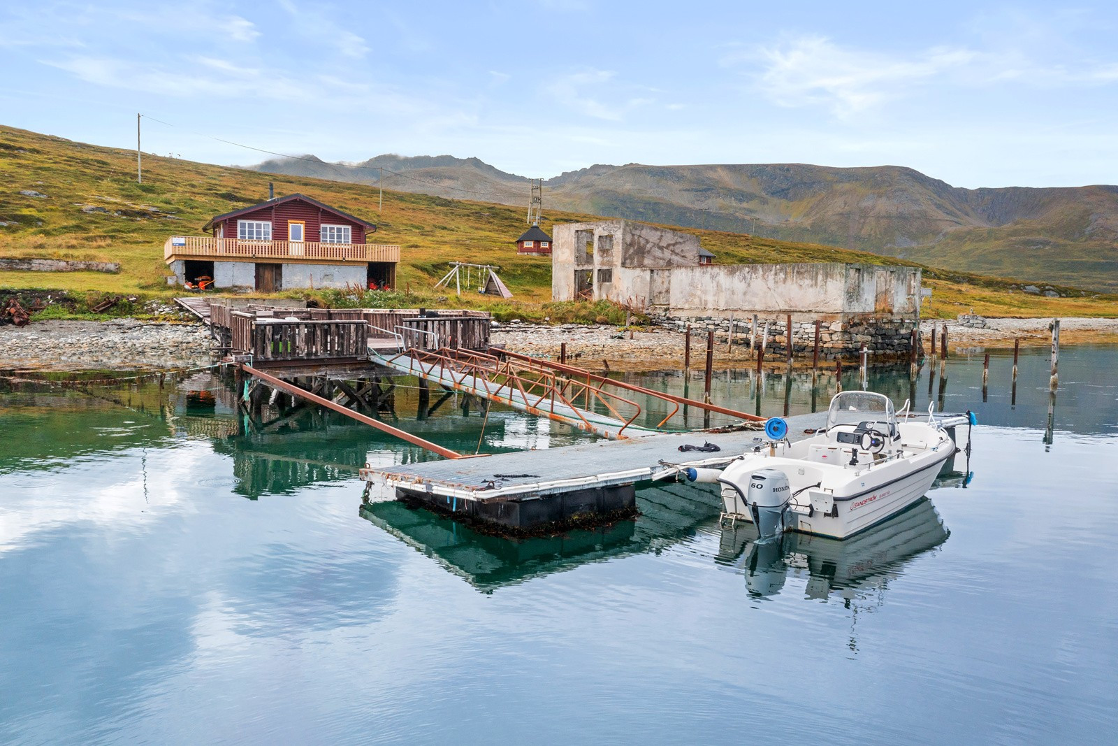 Velkommen til Lille-Skorøya 237 - Sjarmerende hytte på Vannøya med strandlinje og flytebrygge presentert av Inger Alette Eira.