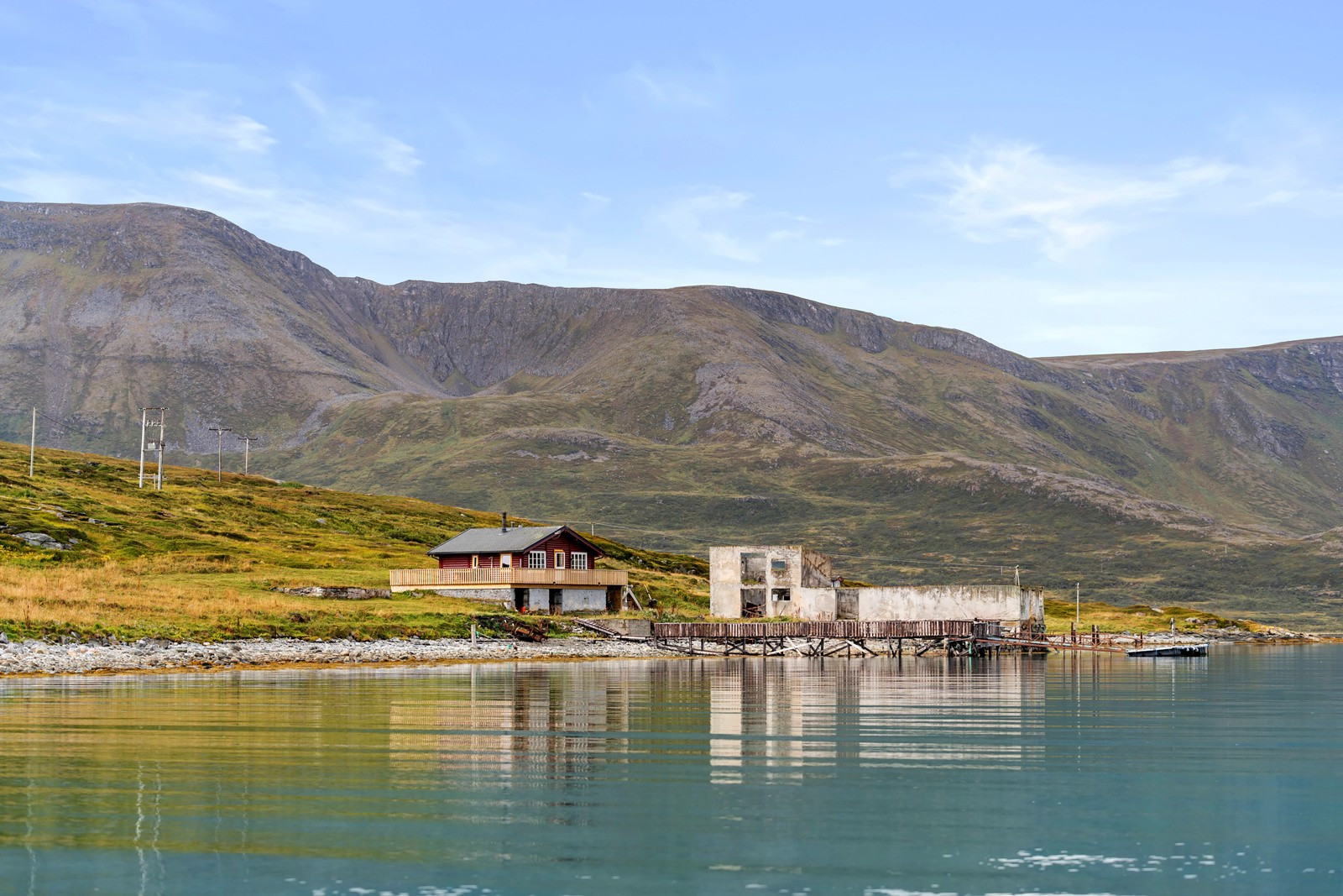 Idyllisk beliggenhet like ved havet - flott utgangspunkt for utflukter til lands og til vanns.