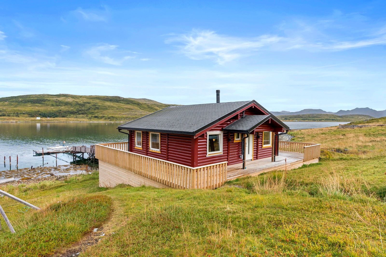 Hytta ligger like ved havet og har gode utsiktsforhold mot sjø og utover Skorøysundet.