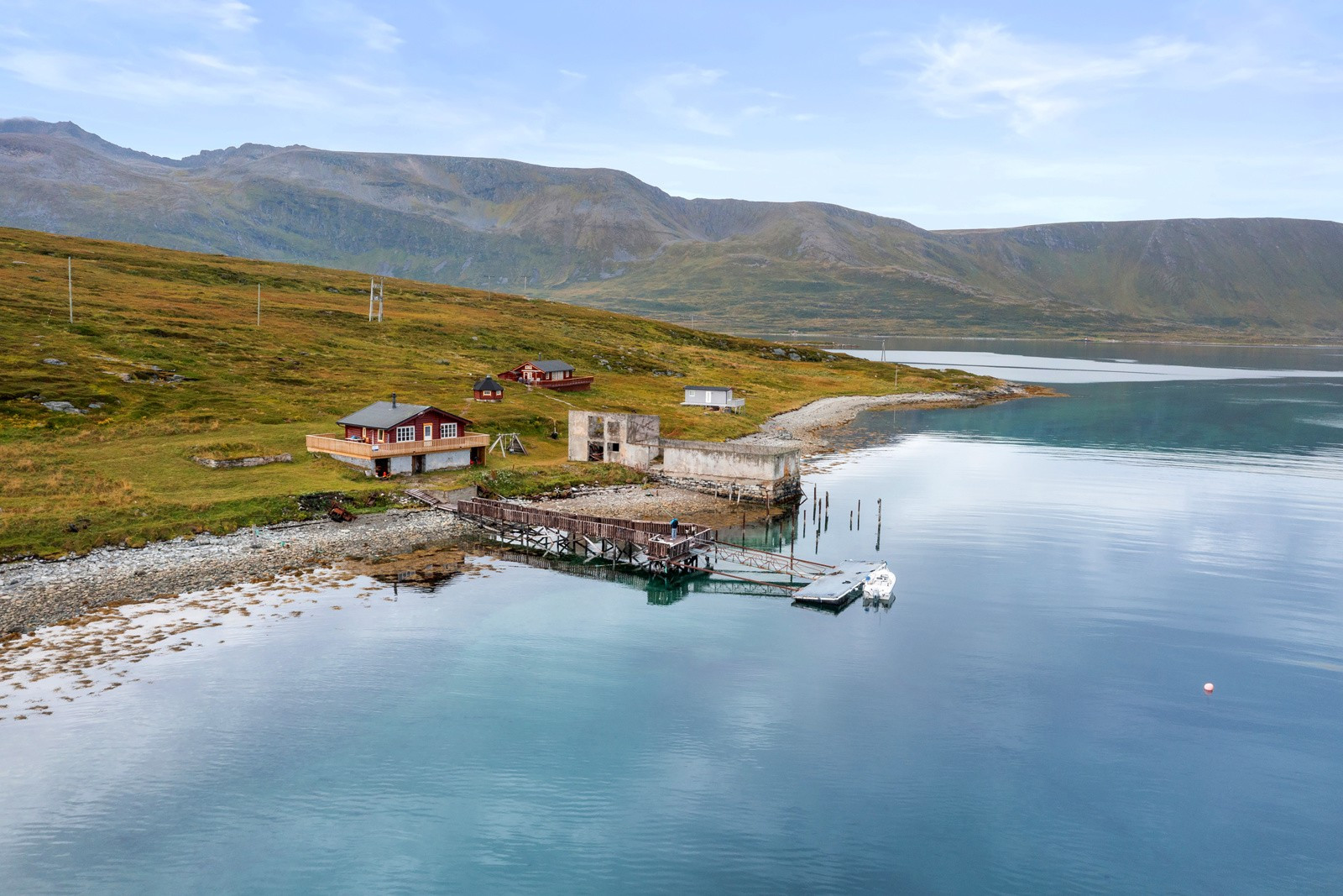 Flotte turmuligheter i nærliggende terreng, samt nærhet til sjø, fiske, bademuligheter og båtliv.