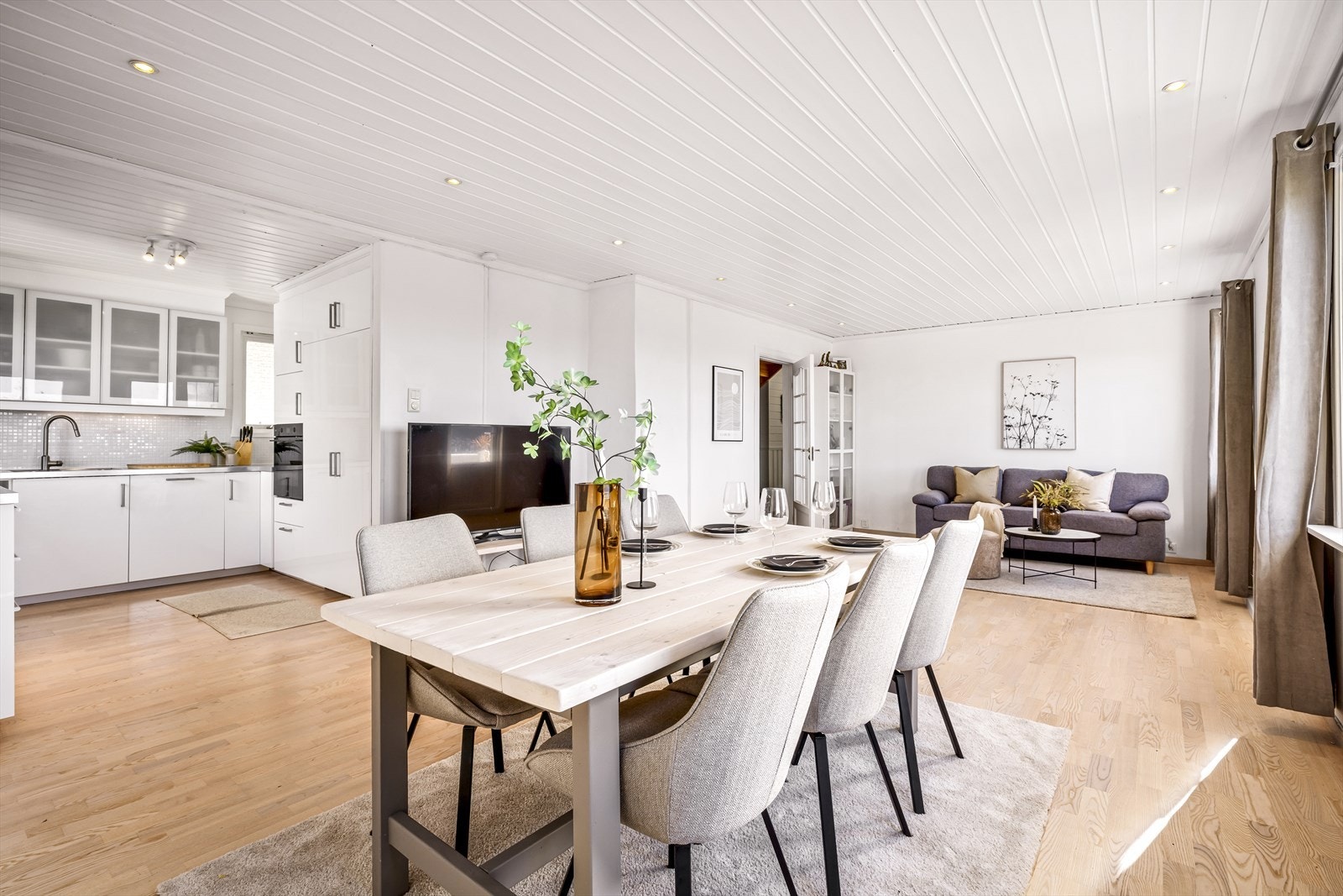 Boligen er arealeffektiv, har flere store soverom og to stuer. Galleribilde