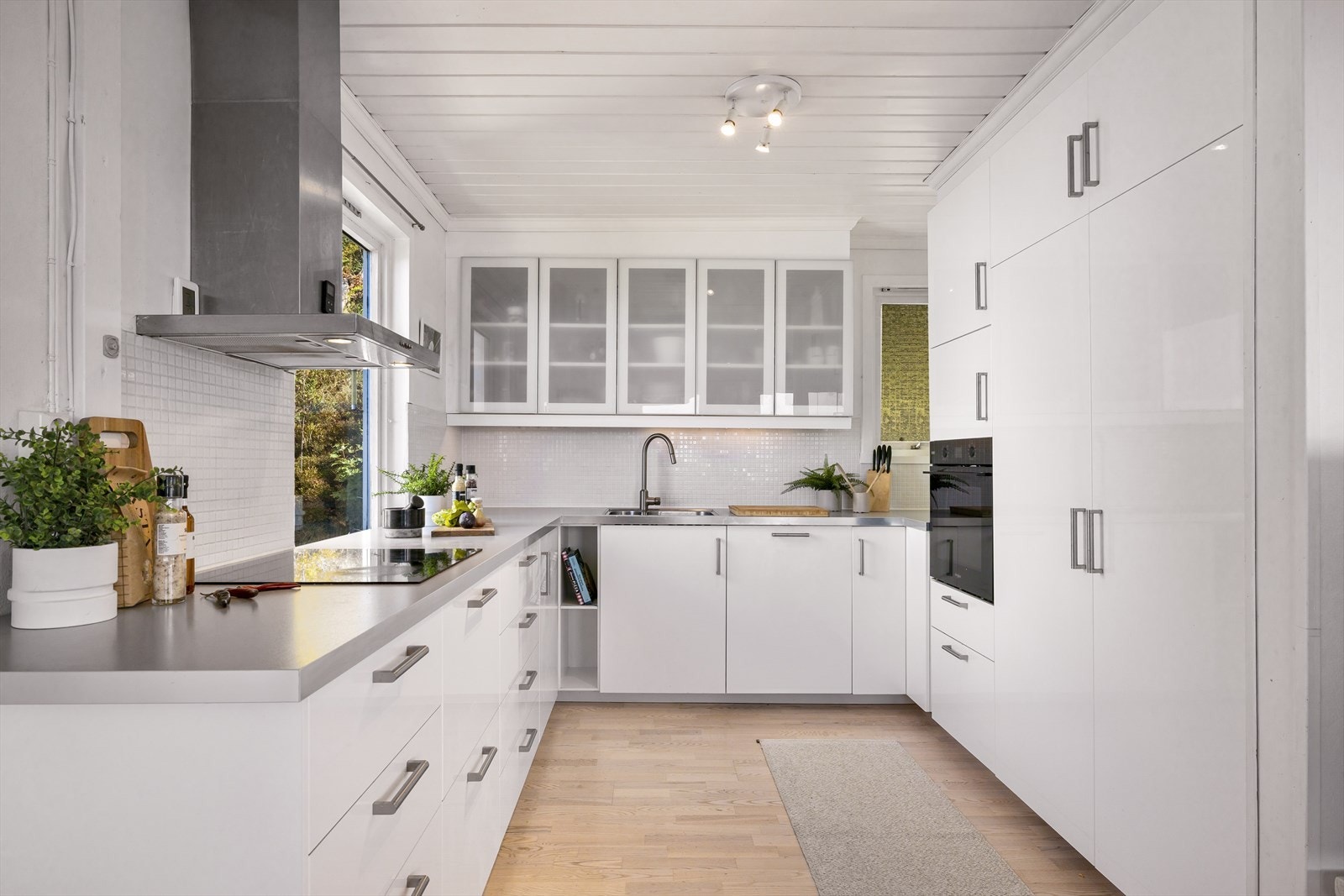 Kjøkkenets mange skuffer og skap bidrar til å holde det rent og pent. Galleribilde