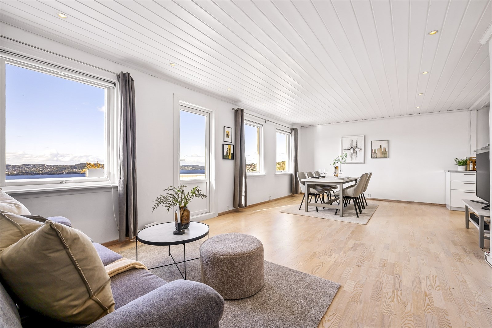 Fra entréen kommer du til etasjens åpne stue- og kjøkkenløsning, med god plass til sofa- og spisebordsgruppe. Galleribilde