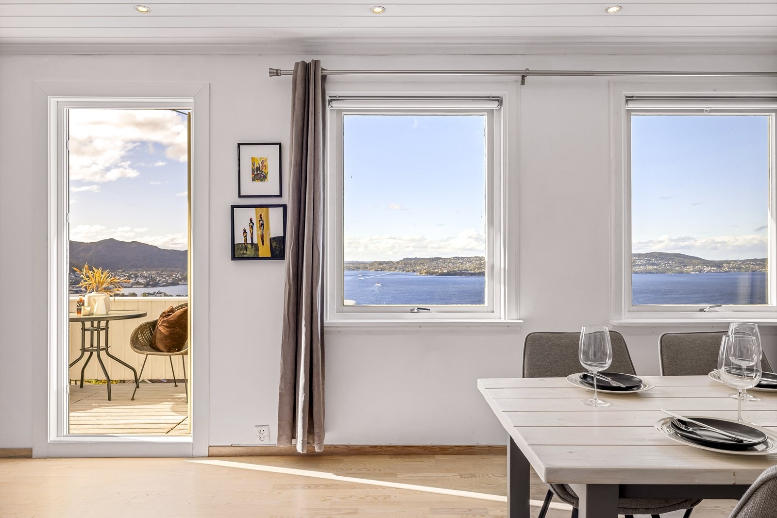 Fra stuen har du direkte adkomst til boligens nydelige balkong, med eksemplarisk utsikt ut over Bergen. Galleribilde