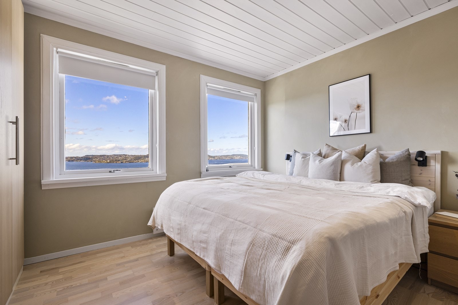 Etasjens to soverom er av god størrelse og har plass til både stor seng, nattbord og ønsket garderobeløsning. Galleribilde