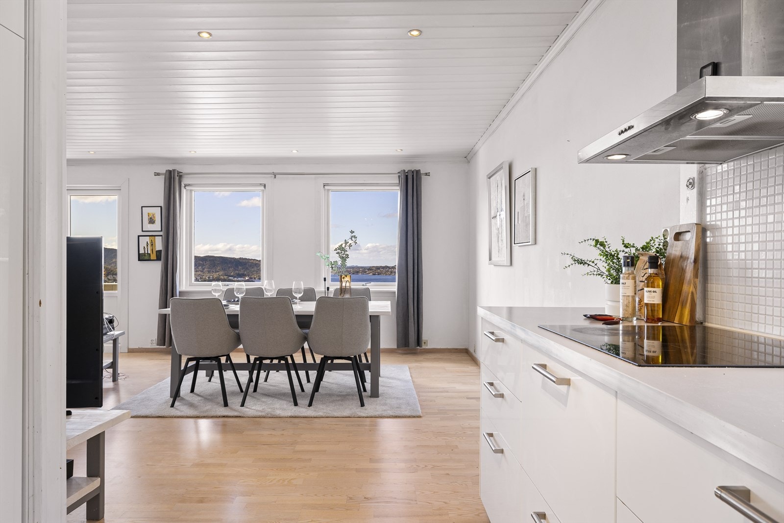 Ved siden av kjøkkenet er det god plass til et større spisebord. Galleribilde