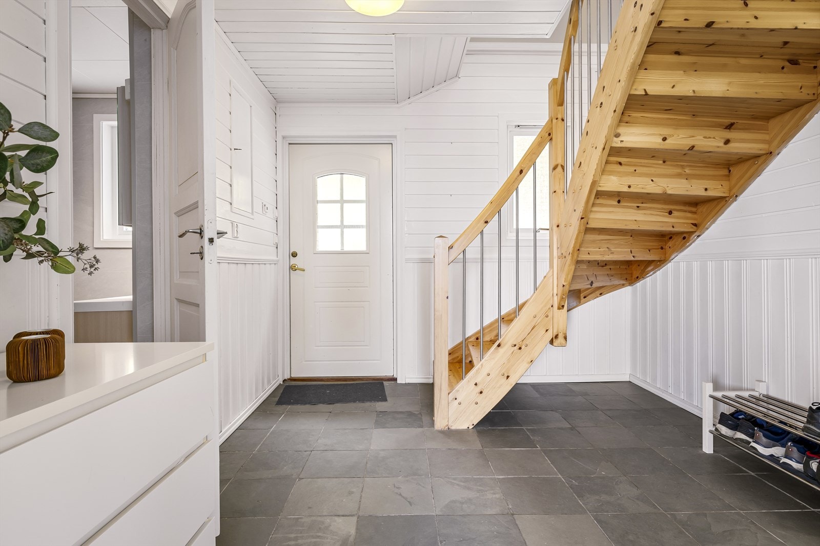 Tar en trappen opp i andre etasje finner du en stor og flott loftstue samt også ett soverom. Galleribilde