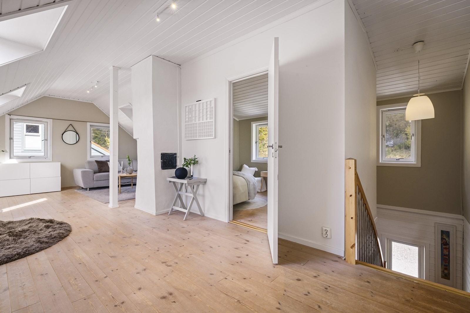 Boligen disponerer også en bod i kjelleretasjen, samt også en utendørs sittegruppe like utenfor inngangsdøren. Galleribilde