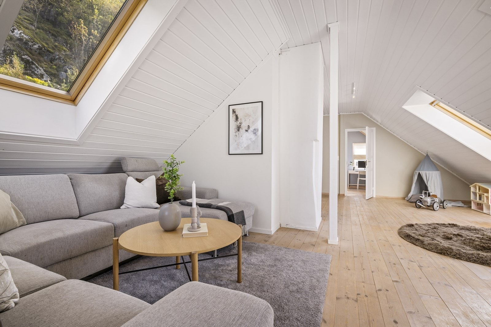 God og åpen planløsning med flere store vinduer. Galleribilde