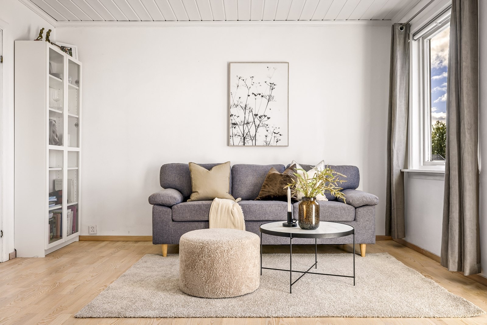 Rommet er malt i lyse delikate farger og har flere store vinduer som gir godt med naturlig lys. Galleribilde